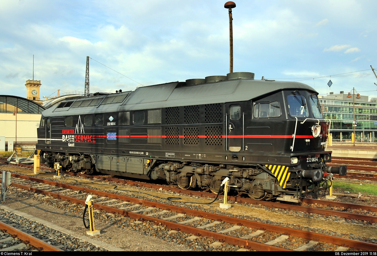 232 083-6 (132 083-7) der Erfurter Bahnservice GmbH (EBS) ist auf einem der Stumpfgleise in Dresden Hbf abgestellt.
Aufgenommen von Bahnsteig 4.
[8.12.2019 | 11:18 Uhr]