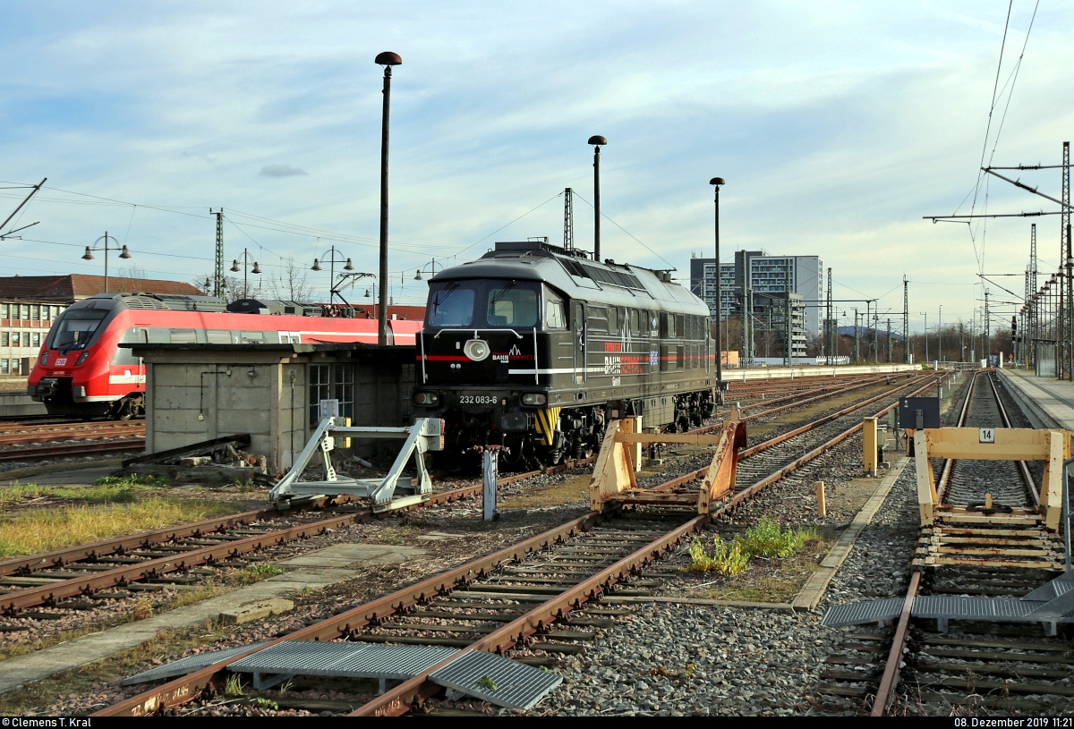 232 083-6 (132 083-7) der Erfurter Bahnservice GmbH (EBS) ist auf einem der Stumpfgleise in Dresden Hbf abgestellt.
Aufgenommen vom Übergang von Gleis 3 auf 12.
[8.12.2019 | 11:21 Uhr]