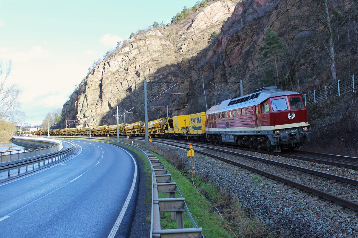 232 088-5 (EfW)zu sehen am 29.03.16 mit einem Bauzug bei Saalfeld/Saale.