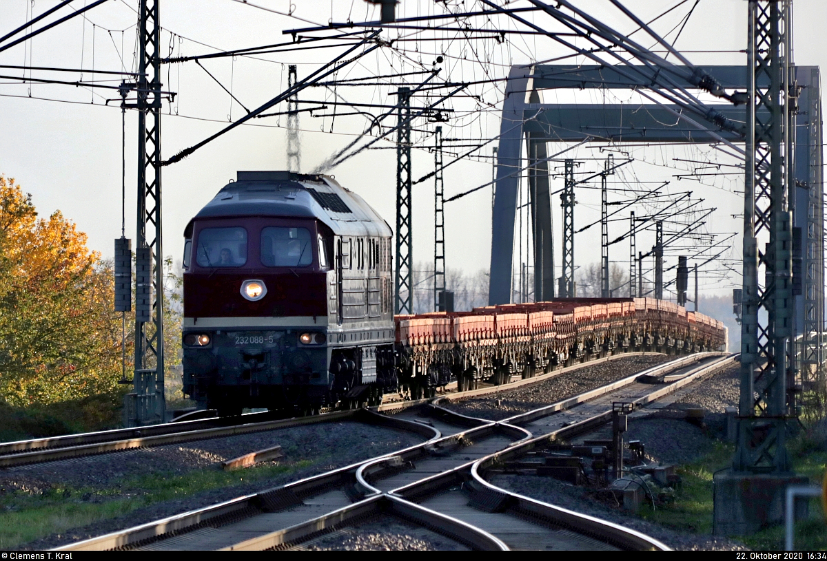 232 088-5 fährt mit leeren Flachwagen über die Saale vor dem Bahnhof Calbe(Saale) Ost Richtung Schönebeck(Elbe).
Tele-Aufnahme von Bahnsteig 1.

🧰 Salzland Rail Service GmbH (SRS)
🚩 Bahnstrecke Magdeburg–Leipzig (KBS 340)
🕓 22.10.2020 | 16:34 Uhr