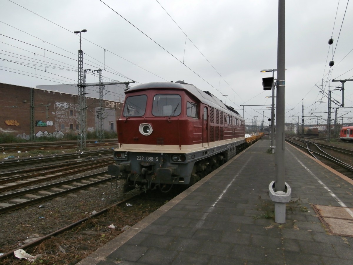 232 088-5 steht am 18.03.2014 in Düsseldorfer HBF auf dem Abstellgleis mit ein paar Flachwagen der DB für Bauarbeiten.