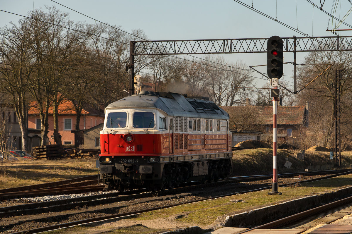 232 092-7 eilt zu ihrem Güterzug, den sie gleich bespannen wird in Richtung Deutschland. Aufgenommen am 16. Februar 2018 in Kohlfurt (Wegliniec, Polen). 