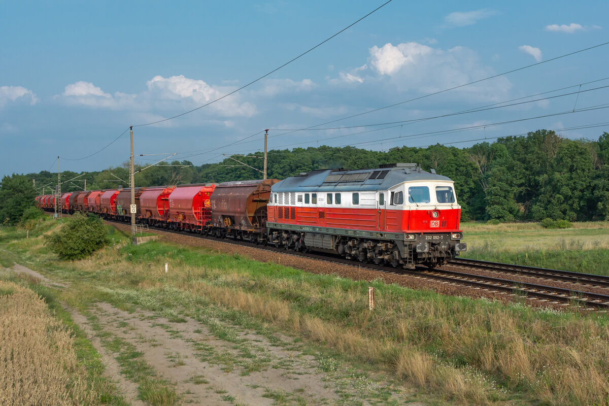 232 092  bei Nudow Ausbau, zwischen Saarmund und Ahrensdorf. Der Zug kam aus Stettin und ging nach Seddin. Von Dort aus ging es weiter mit einer E-Lok zum Kaliwerk nach Zielitz.  24.07.2021