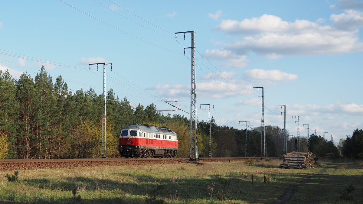 232 092 der DB fährt durch die Berliner Wuhlheide gen Norden auf dem Berliner Außenring.
Berlin, der 21.4.21