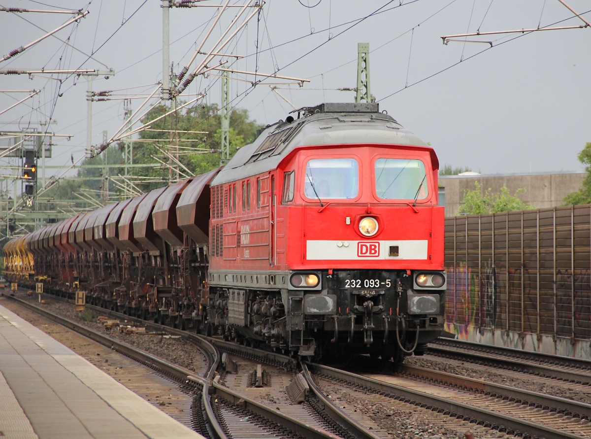 232 093-5 mit Schotterzug in Fahrtrichtung Seelze. Aufgenommen am 11.09.2013 in Hannover Linden-Fischerhof.
