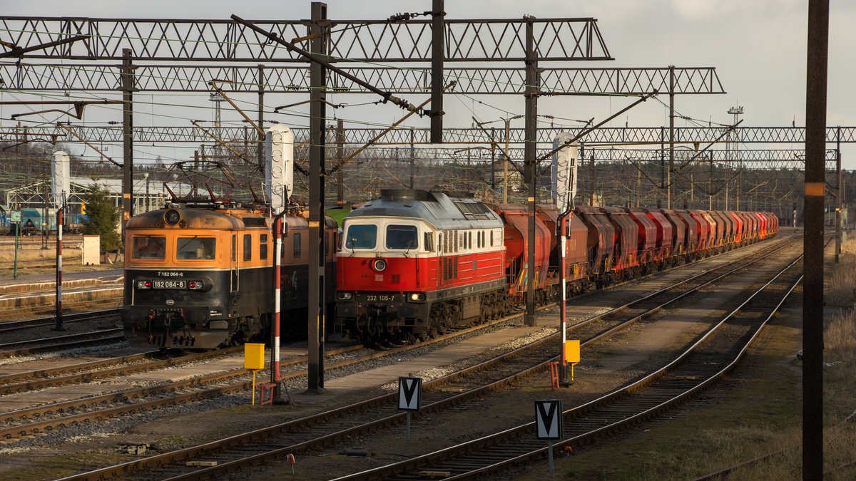 232 105-7 und CD 182 064-6 stehen im Bahnhof Wegliniec und warten auf Abfahrt. Aufgenommen am 13. Februar 2018. 