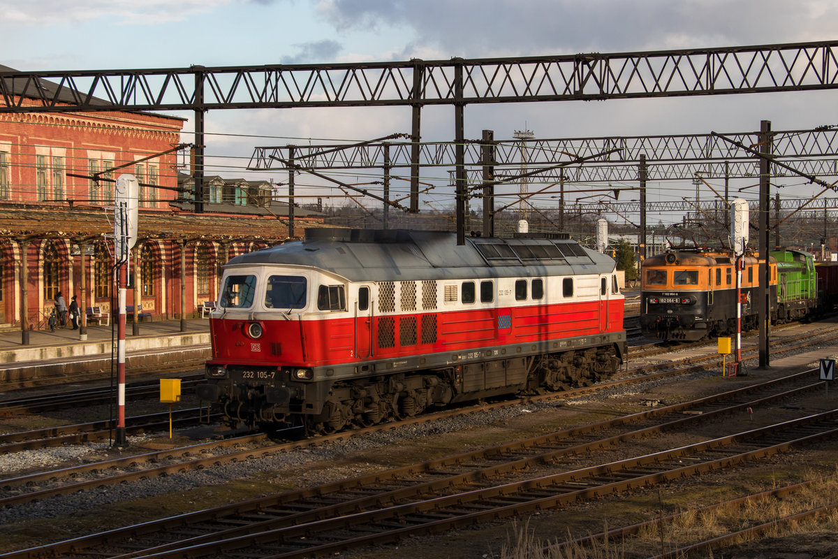 232 105-7 geht jeden Moment an den Zug gen Westen. Aufgenommen am 13. Februar 2018 in Wegliniec (Polen). Im Hintergrund steht die tschechische Lok 182 064-6.  