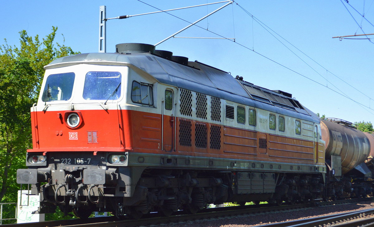 232 105-7 mit Knickkesselwagenzug am 07.05.18 Berlin-Wuhlheide.