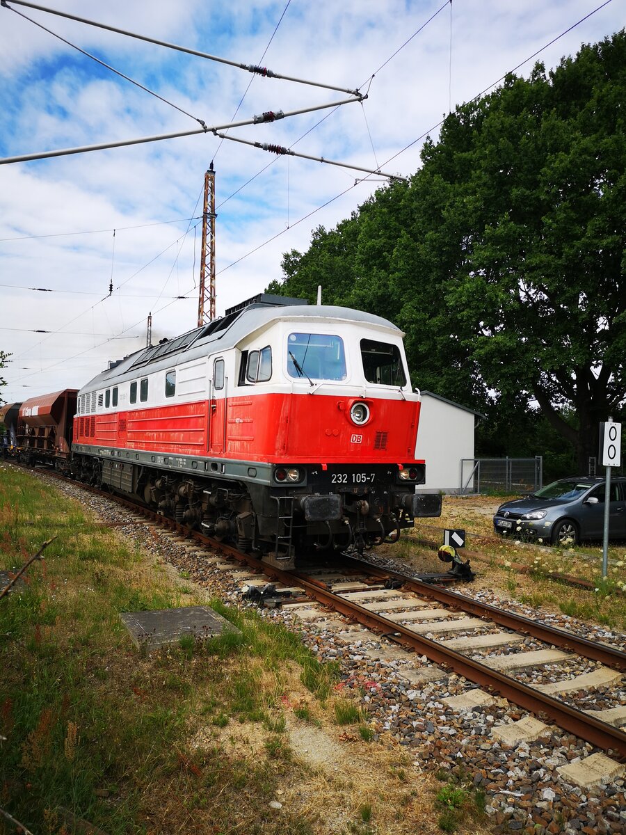 232 105-7 (ziehend) im Einsatz kurz vor dem BÜ Bahnhofsallee am Bahnhof Doberlug Kirchhain am Abzweig in Richtung Walddrehna.