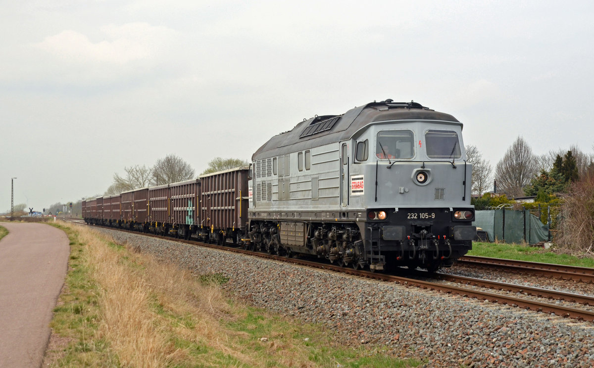 232 105 der Strabag führte am 11.04.18 einen Hochbordwagenzug durch Köthen Richtung Hbf.