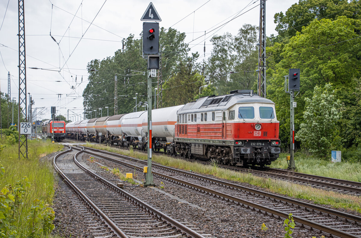232 105 (ziehend) & 232 079 (schiebend) mit Gaskesseln (2200t) von Stendell nach Seddin über Stralsund. Aufgenommen in Miltzow am 28.05.2022. Im Hintergrund steht die DB Regio 143 248 mit ihrem RE 7 von Stralsund Hbf nach Greifswald.
