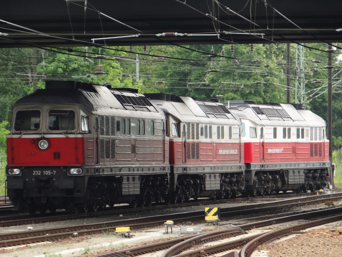 232 105 und zwei weitere 232 standen am 18.05.14 in Cottbus.
Foto entstand vom Bahnsteigende!