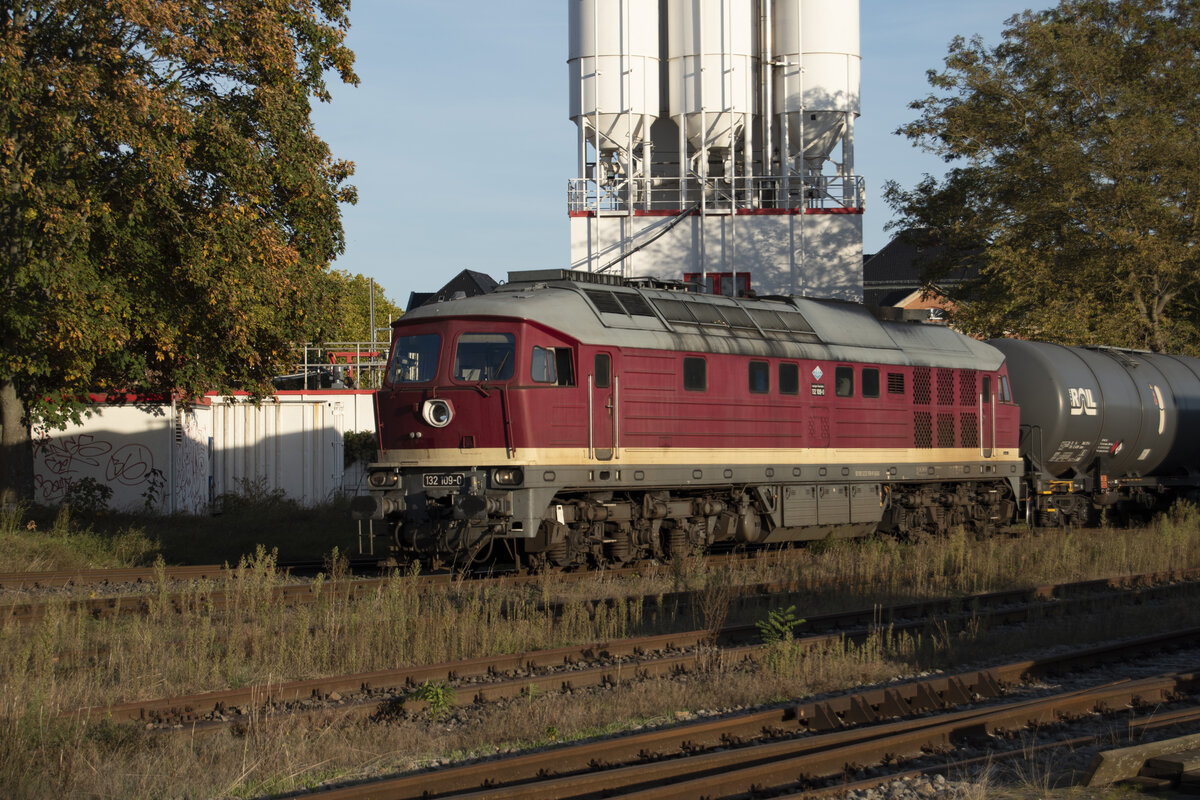 232 109 der Leipziger Eisenbahnverkehrsgesellschaft brachte einen Kesselzug in die Gradestraße zum Tanklager, über Berlin Neukölln und dem Bahnhof Teltowkanal auf dem Schienennetz der NME (Neuköllner-Mittenwalder Eisenbahn). 13.10.2025