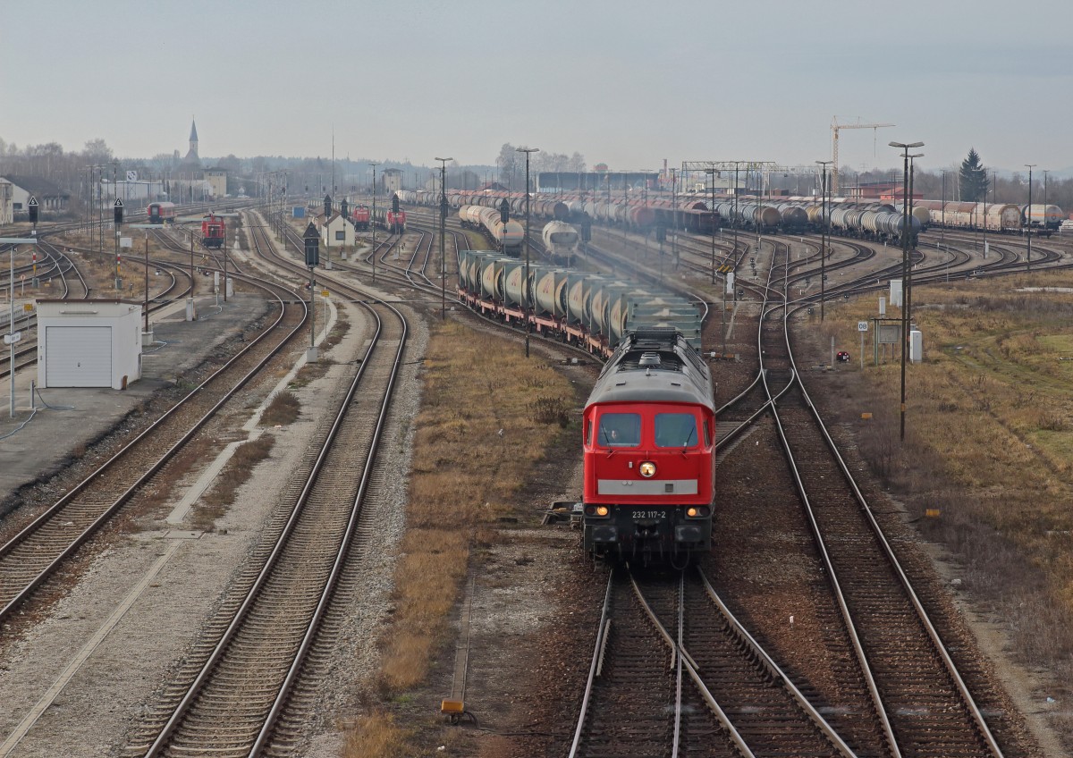 232 117-2 fährt mit einem Müllzug nach Kastl am 16.01.14 aus Mühldorf aus.