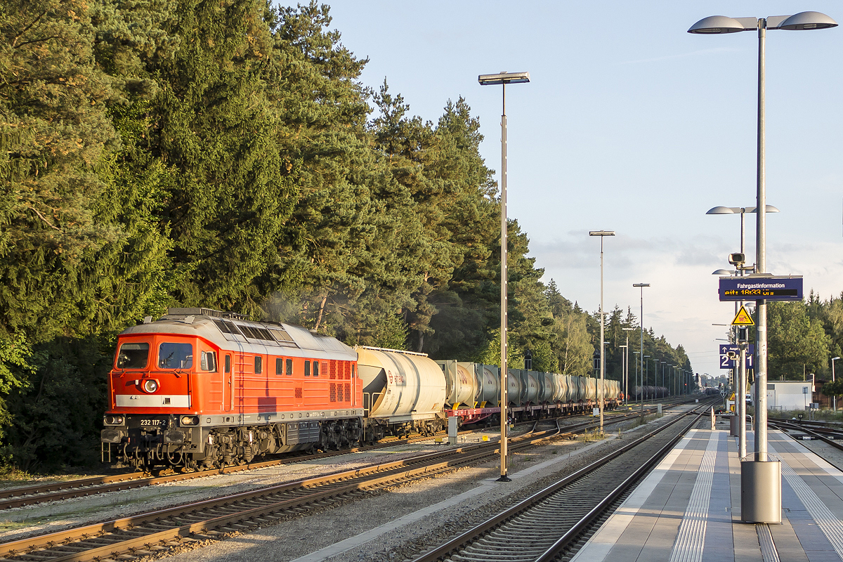 232 117-2 zieht im Bahnhof Kastl ins Ausziehgleis der Wüst des Industrieparks Burgkirchen vor, um ins östlichste Gleis der Wüst zurückzustoßen. Dort sin noch einige Kesselwagen anzuhängen. 16.09.2014

Hersteller: Lokomotivfabrik Oktober-Revolution, Woroschilowgrad
Fabriknummer: 0333
Baujahr: 1974
Abnahmedatum: 23.01.1975
Erst-Bw: Magdeburg
Heimat-Bw z.Z.d. Aufnahme: Halle (Saale) G
weitere Beheimatungen: Güsten, Halberstadt, Magdeburg-Rothensee, Leipzig Hbf Süd, Schwerin
UIC-Nr.: 92 80 1232 117-2 D-DB
Betreibernr. z.Z.d. Aufnahme: 232 117-2
Radsatzfolge: Co'Co'
Vmax (km/h): 120
Leistung (kW): 2.210
Anfahrzugkraft (kN): 294
Dienstmasse (t): 120
Radsatzfahrmasse max. (t): 20
LüP (mm): 20.820