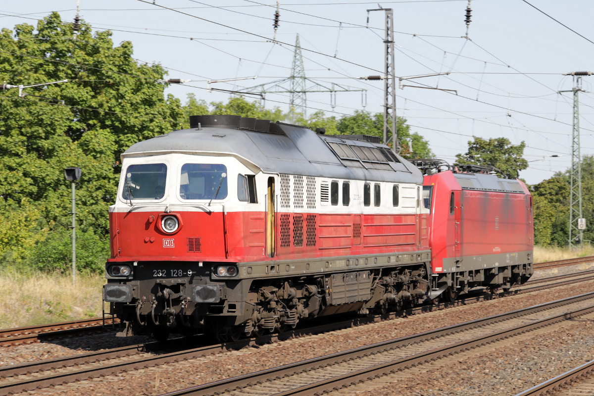 232 128 überführt eine Lok der Reihe 185, Saarmund, 11.08.2022 - Zahlendreher in der Loknummer korrigiert