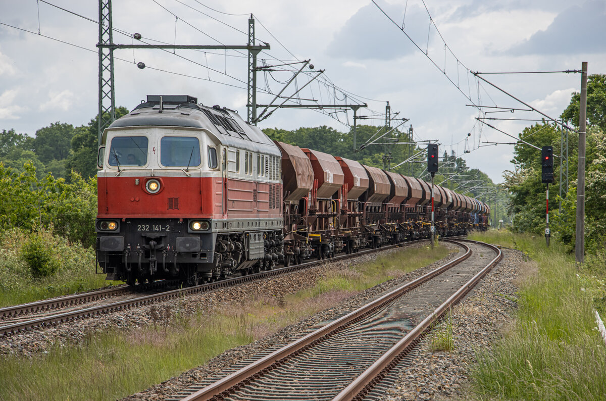 232 141 mit Schotter für das Streckengleis Grimmen - Demmin. Aufgenommen am 29.05.2022 im Bahnhof Elmenhorst.