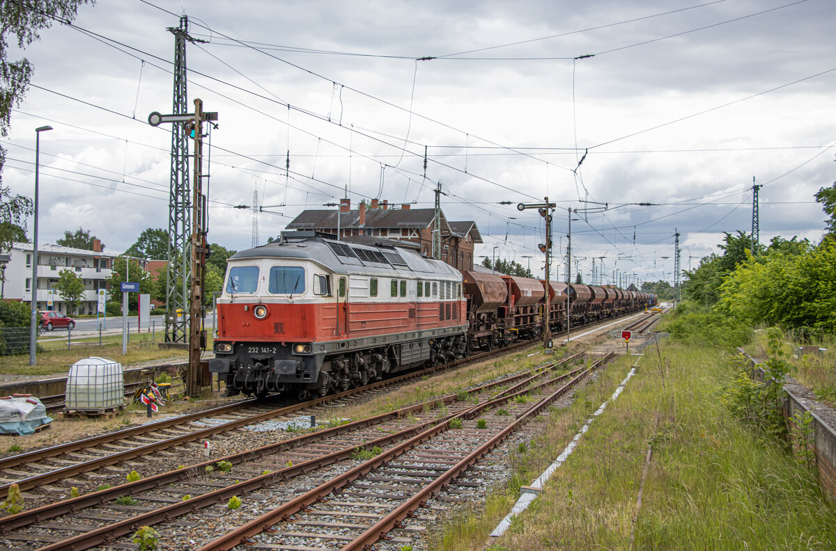 232 141 mit Schotter für das Streckengleis Grimmen - Demmin. Aufgenommen am 29.05.2022 im Bahnhof von Grimmen.