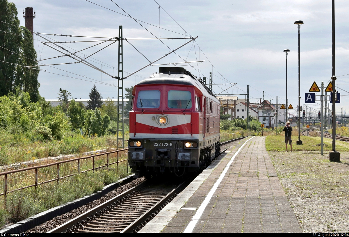232 173-5 (132 173-6) als Tfzf durchfährt den Bahnhof Köthen auf Gleis 5 in nördlicher Richtung.
Aufgenommen im Gegenlicht.

🧰 TRIANGULA Logistik GmbH
🚩 Bahnstrecke Magdeburg–Leipzig (KBS 340)
🕓 23.8.2020 | 12:04 Uhr
