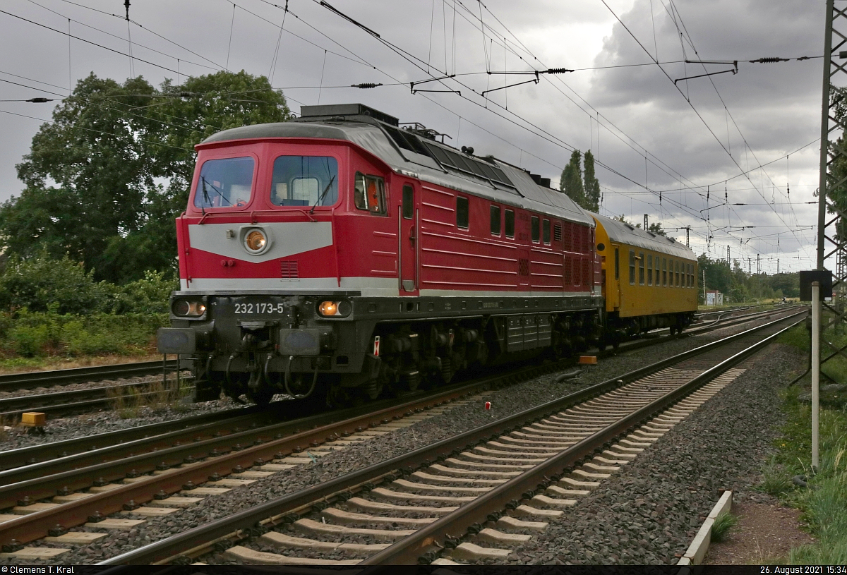 232 173-5 (132 173-6) kommt mit einem Funkmesswagen <sup>296.3</sup> (60 80 09-24 200-9 |  Messwagen 1 ) am Bahnübergang Friedhofstraße in Magdeburg Richtung Magdeburg-Buckau vor die Kamera gesprungen. Leider bei äußerst dunklem Licht.

🧰 TRIANGULA Logistik GmbH | DB Kommunikationstechnik GmbH (DB KT)
🚩 Bahnstrecke Magdeburg–Leipzig (KBS 340)
🕓 26.8.2021 | 15:34 Uhr