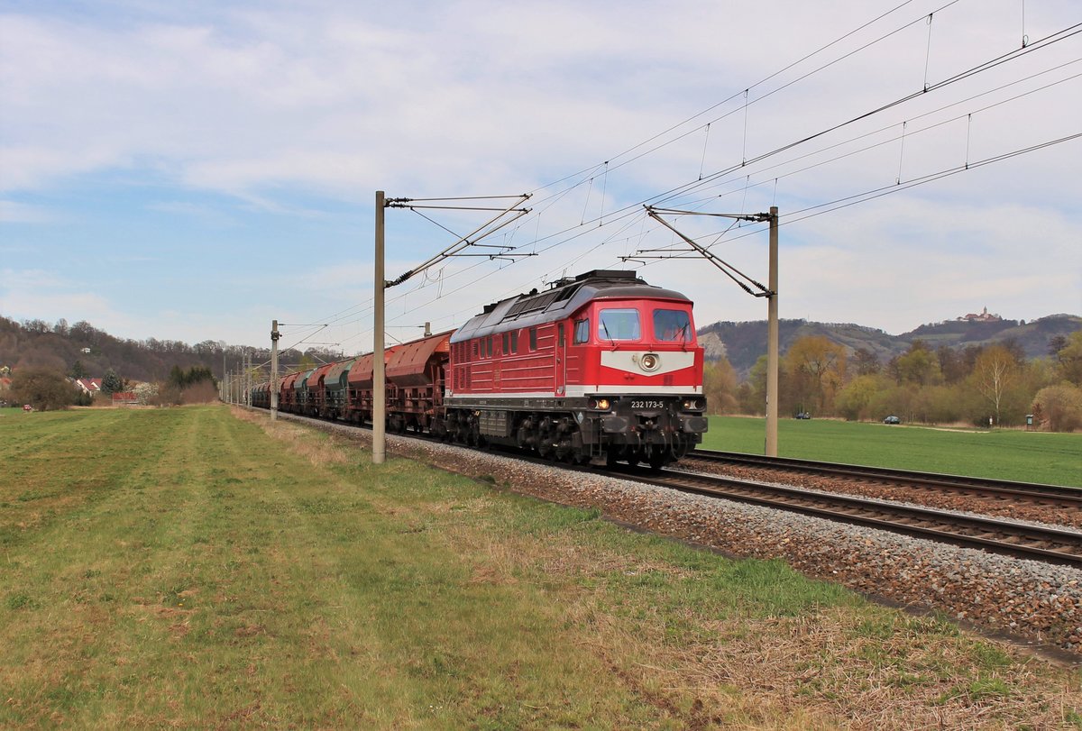 232 173-5 (TRIANGULA Logistik GmbH)fuhr am 15.04.20 mit einem Getreidezug nach Rudolstadt. Hier ist der Zug bei Großeutersdorf zu sehen.