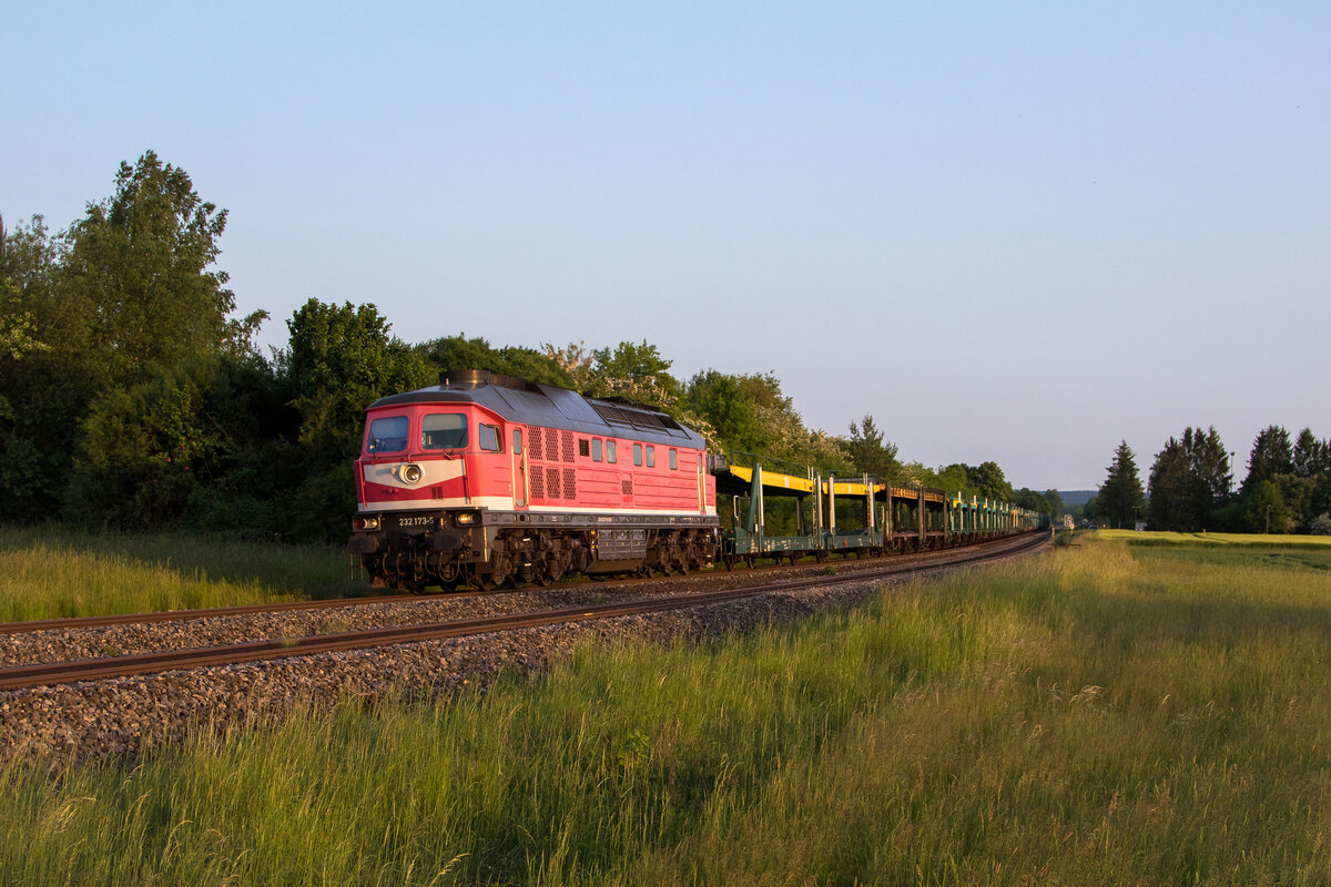 232 173 mit einem leeren Autozug am 28. Mai 2023 kurz nach Rothenstadt bei Weiden.