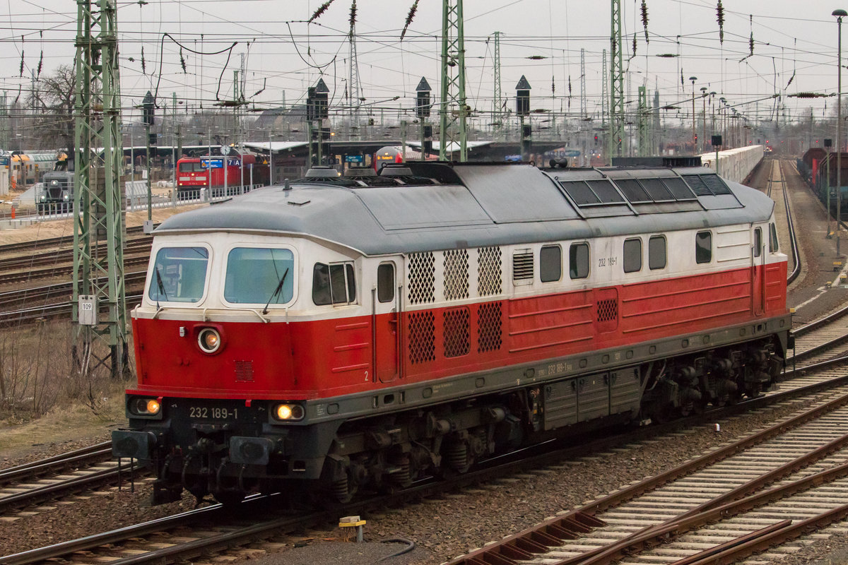 232 189-1 wird sich gleich vor einen Guterzug setzen. Bahnhof Cottbus am 15. Februar 2018. 
