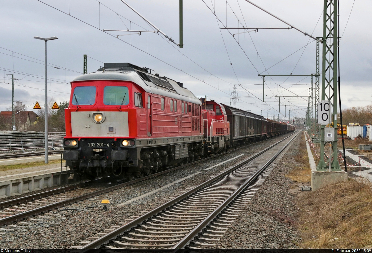 232 201-4 (132 201-5) durchfährt mit ihrer jungen Kollegin 265 029-9 (Voith Gravita 15L BB) und etlichen Güterwagen (vermutlich aus Nordhausen) den Bahnhof Angersdorf auf Gleis 2 Richtung ZBA Halle (Saale).
Aufgenommen am Ende des Bahnsteigs 1.

🧰 DB Cargo
🕓 11.2.2022 | 15:09 Uhr