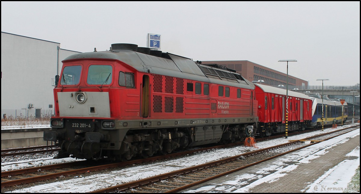 232 201-4 mit Netz Notfalltechnik und angehängten VT 648 084 der Nord-West-Bahn nach der Bergung bereit zur Abfahrt.25/01/2014