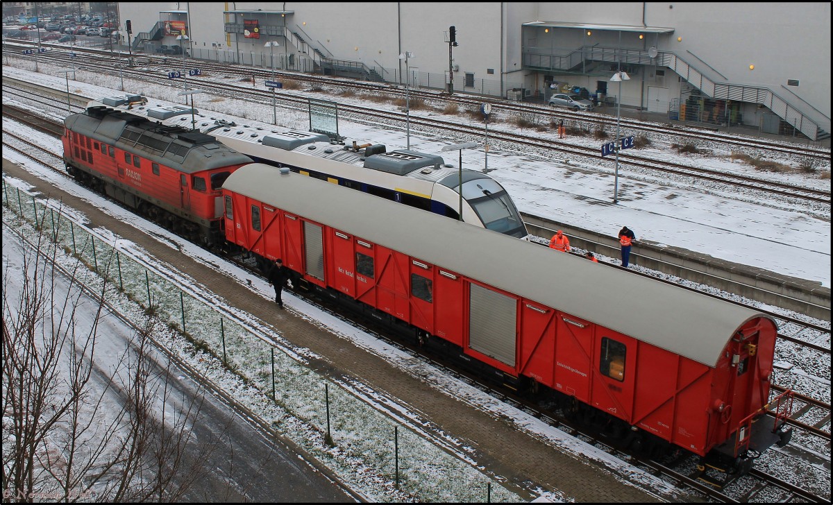 232 201-4 mit Netz Notfalltechnik vor Ort in Wilhelmshaven Bf und einen Entgleisten Lint 41 der Nord-Weswt-Bahn zu bergen. 25/01/2014