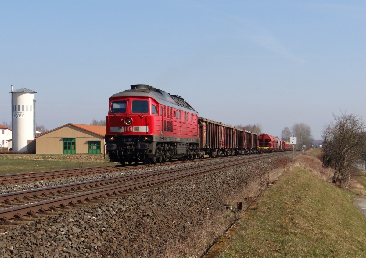 232 209-7 mit dem EZ 51612 zu sehen am 18.03.16 in Waldershof.