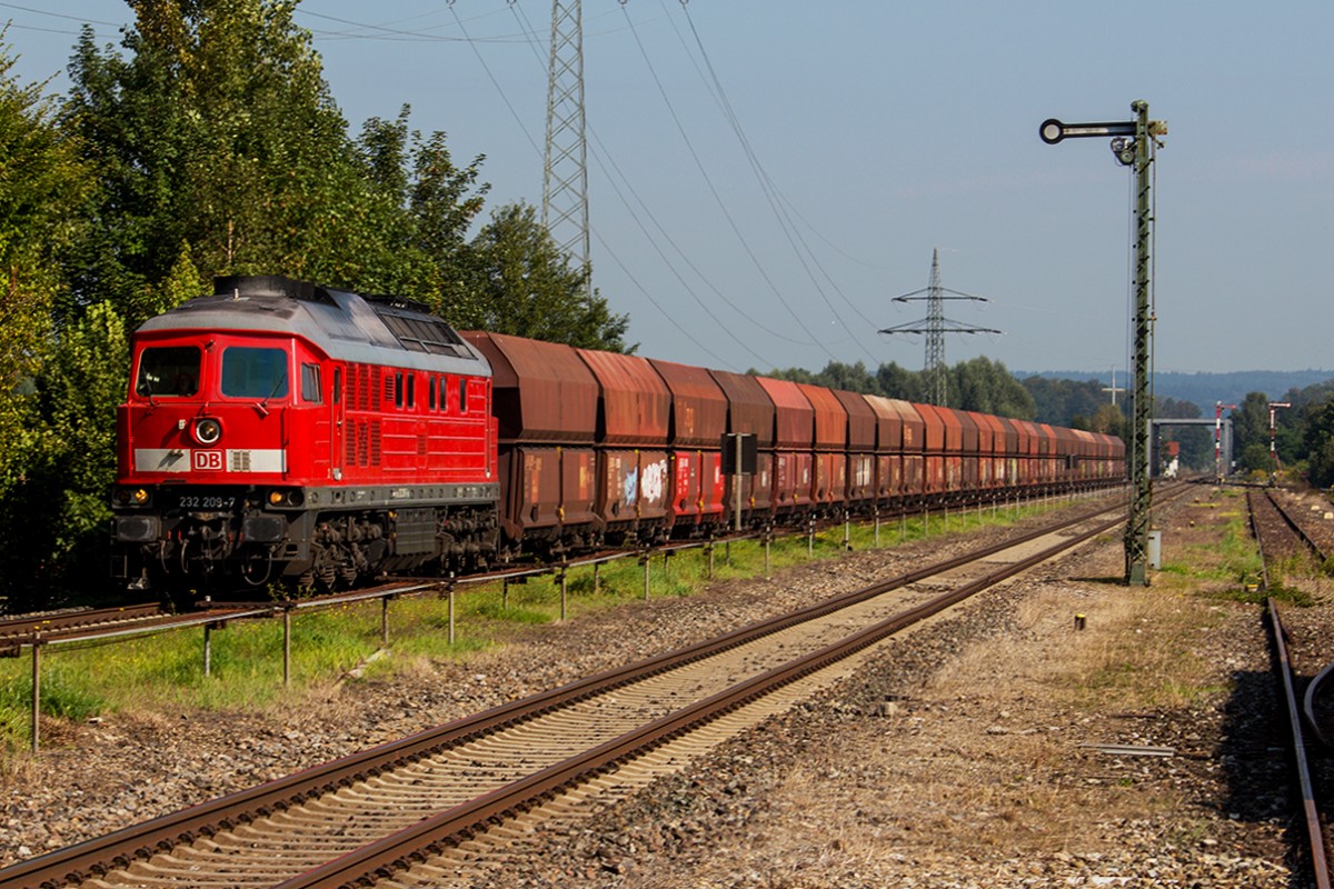 232 209-7 zieht einen Kieszug nach Friedrichshafen Gbf, dabei durchfährt der Zug kurz vor 11 Uhr den Bahnhof Niederbiegen, 08.09.2014