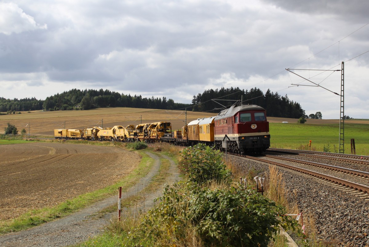 232 223-8 der DGT fuhr am 01.09.13 mit einem Bauzug durch das Vogtland, hier zusehen in Drochaus.