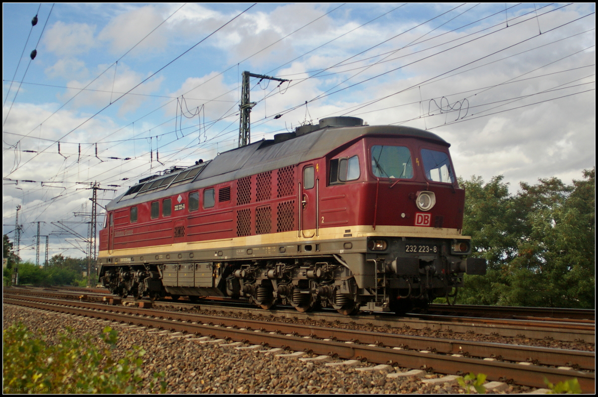 232 223-8 ist inzwischen bei der DB Bahnbau Gruppe und kam sehr leise aus der Verbindungskurve Magdeburg-Rothensee gefahren und überraschte so den Fotografen. Sie fuhr am 09.09.2017 Richtung Elbbrücke.