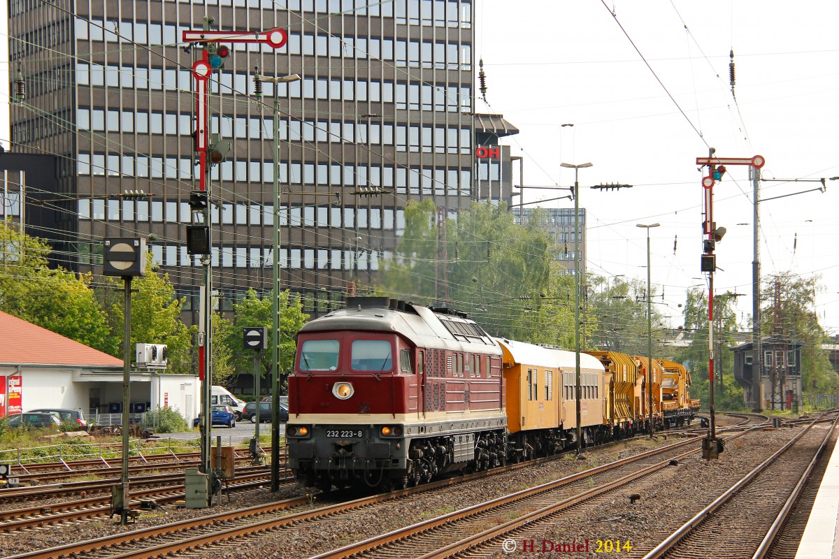 232 223-8 (Ludmilla) DGT mit einem Bauzug am 22.04.2014 in Düsseldorf Rath.