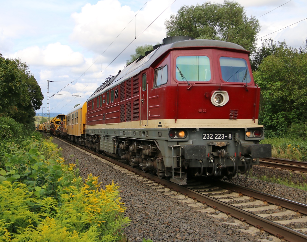 232 223-8 mit Bauzug in Fahrtrichtung Süden. Aufgenommen in Wehretal-Reichensachsen am 25.08.2015.