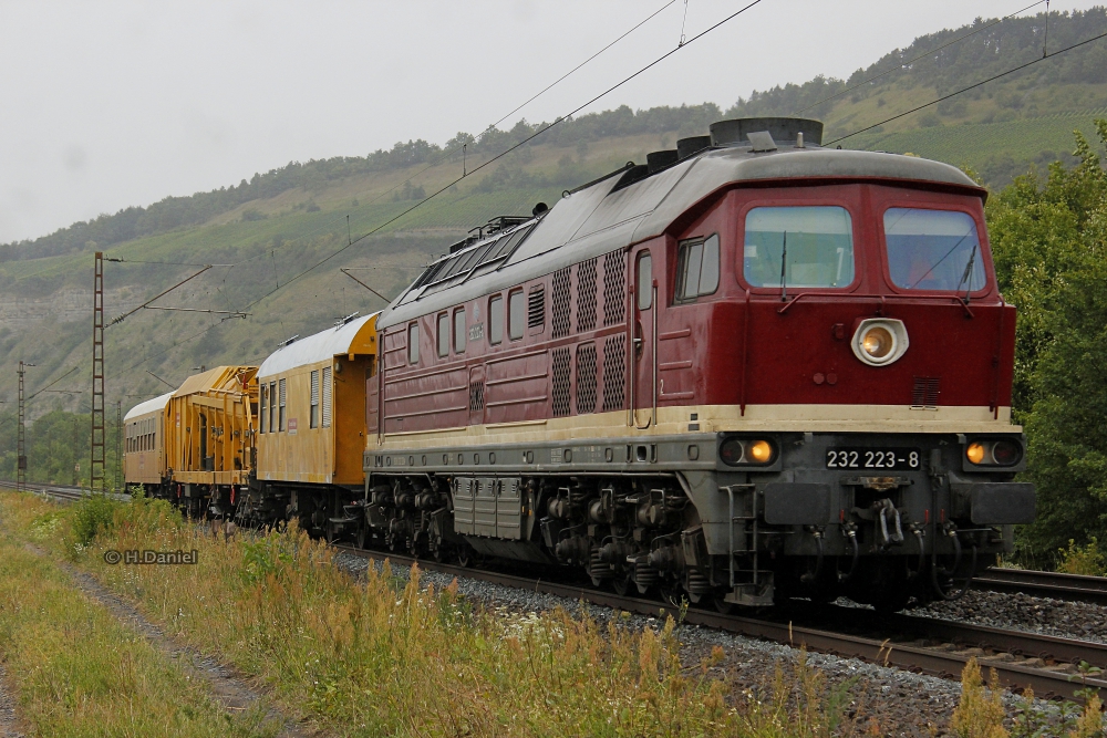 232 223-8 mit einem Bauzug am 29.07.2015 in Thüngersheim.