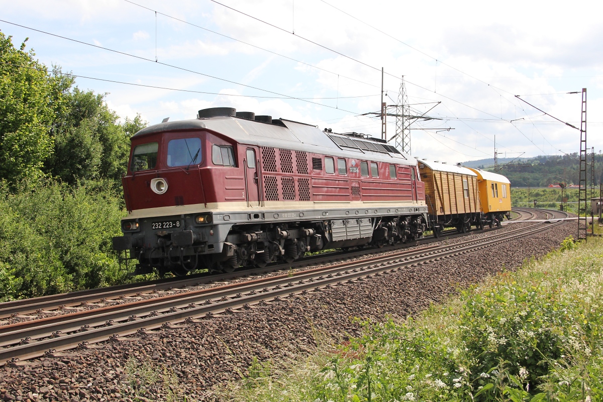 232 223-8 mit zwei Bauwagen in nrdliche Richtung fahrend. Aufgenommen am 13.06.2013 zwischen Friedland(HAN) und Eichenberg.