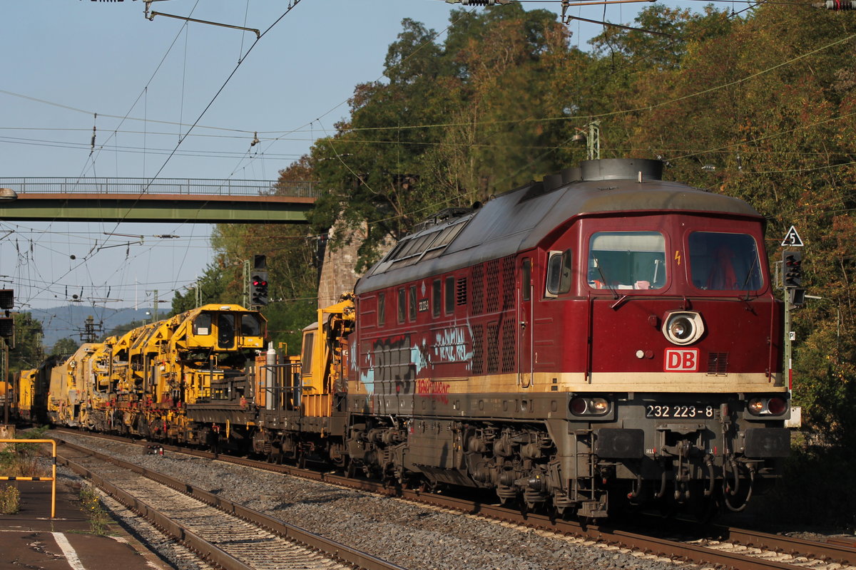 232 223 am Morgen des 31.07.2018 mit einem Bauzug in Eichenberg.