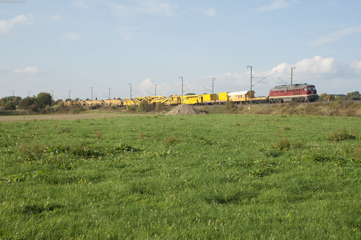 232 223 der Bahnbau Gruppe mit einem Bauzug bei Reuth i. Vogtland Richtung Hof, 27.09.2017