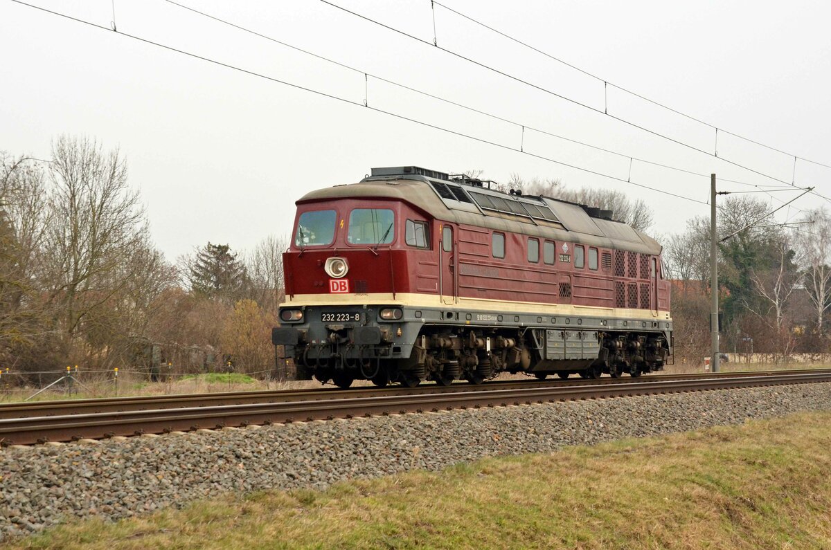 232 223 der DB Bahnbau rollte am 23.02.23 Lz durch Braschwitz Richtung Halle(S).
