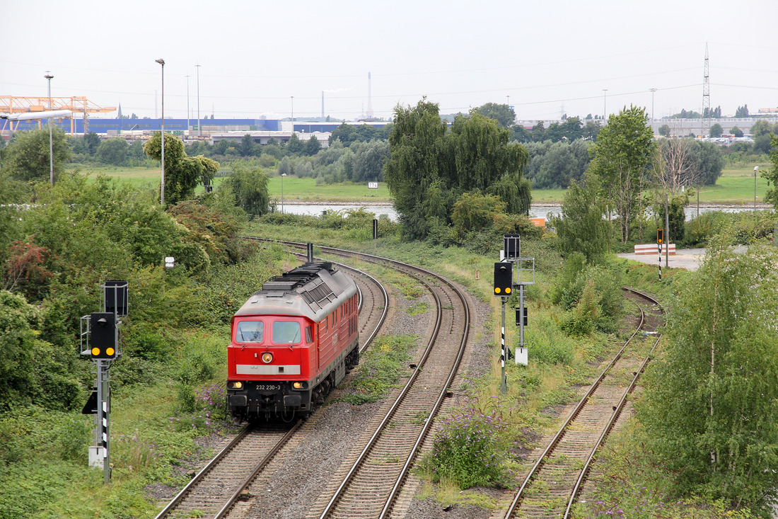 232 230 kommt Lz von HKM und erreicht soeben den Güterbahnhof Duisburg-Hochfeld Süd.
Fotografiert am 8. August 2017.