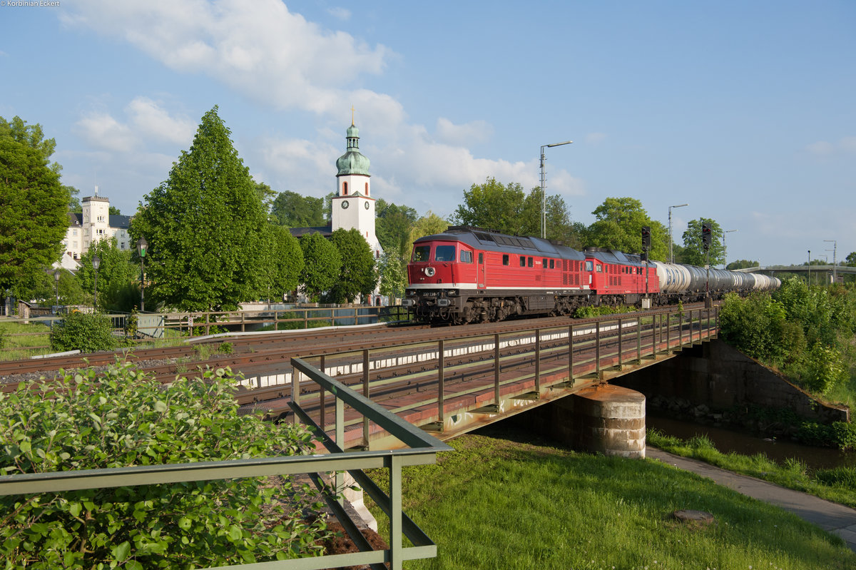 232 238 und 232 679 der LEG mit einem Kesselwagenzug bei Oberkotzau Richtung Bitterfeld, 11.05.2018