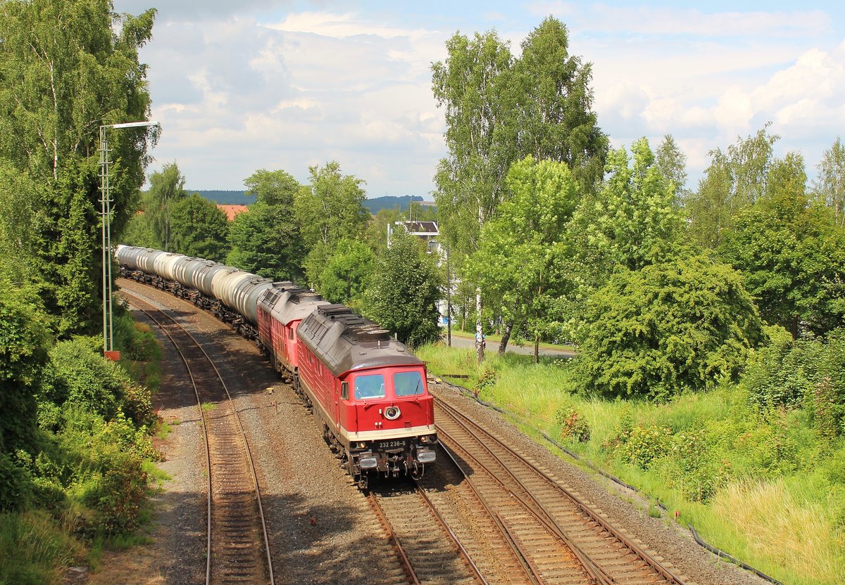 232 238-6 und 232 416-8 (LEG) fuhren am 17.07.17 einen Kesselzug von Stendell nach Sand Hafen. Hier ist der Zug in Marktredwitz zu sehen.