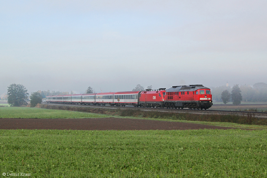 232 240 mit dem �ber M�hldorf umgeleiteten EC 111 und 1016 047 am 19.10.2013 bei Dorfen.


