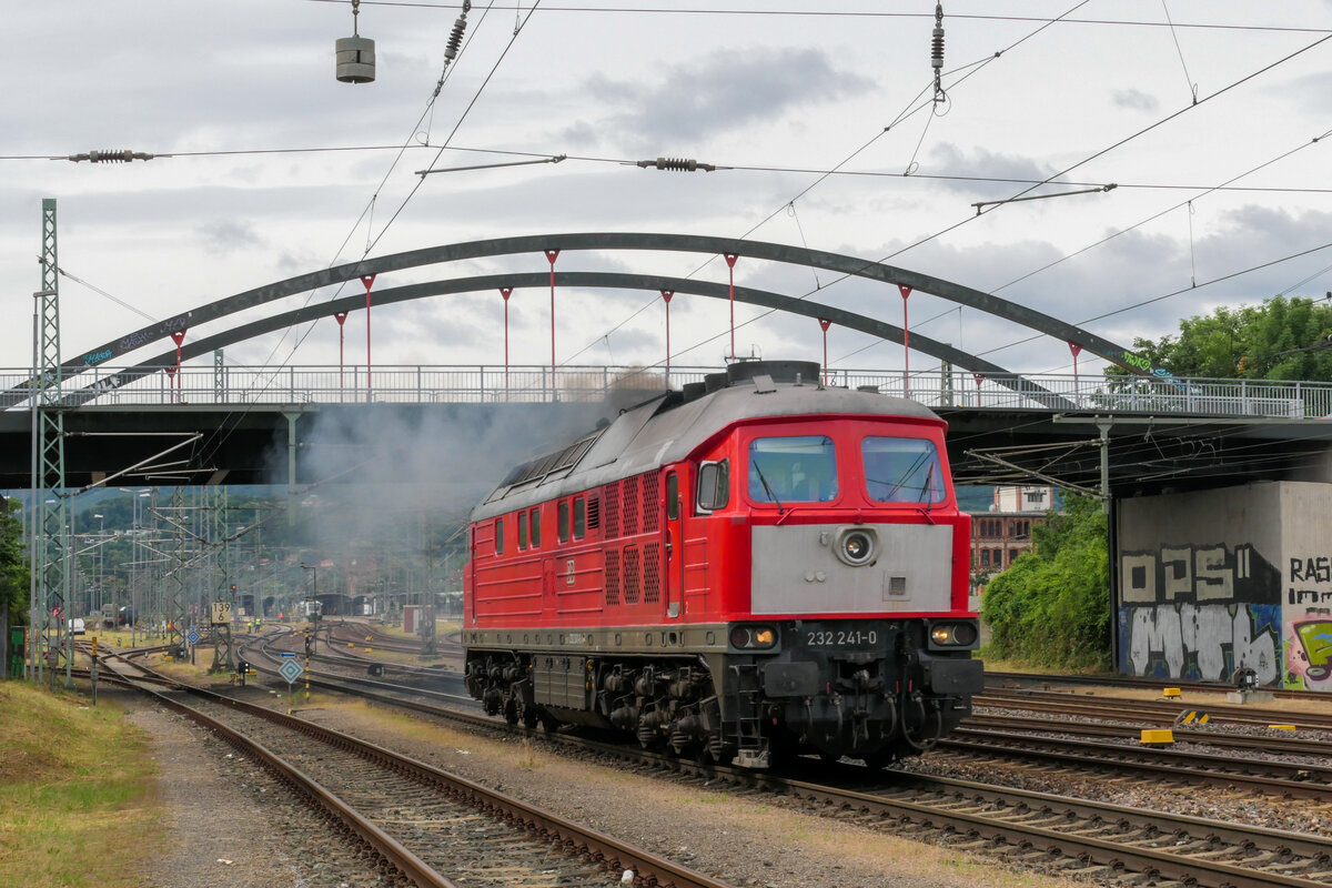 232 241 als T67190 nach Gera am 05.07.2021 bei der Ausfahrt aus Saalfeld.