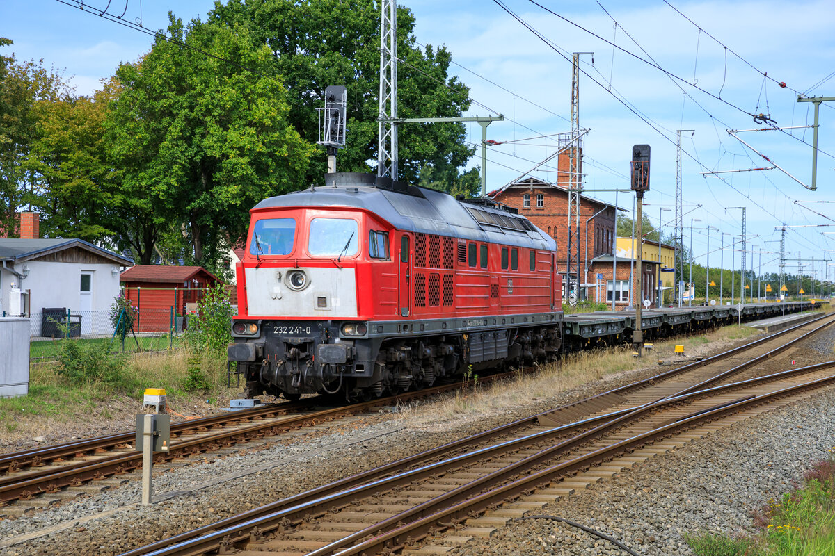 232 241 brachte an ihrem letzten Tag vor Fristablauf einen Militärzug von Rostock Seehafen nach Pasewalk Drögeheide. Hier zu sehen die Rückfahrt des Leerzuges notgedrungen in Bentwisch aufgenommen (06.09.2022).
