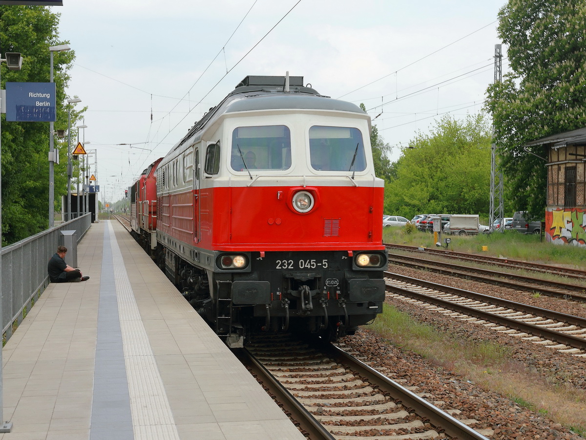 232 245-5 der East West Railways mit einem Lokzug bestehend aus einer BR 362 und 155 141 - 5 bei der Durchfahrt durch Gransee in Richtung Berlin am 18. Mai 2016.