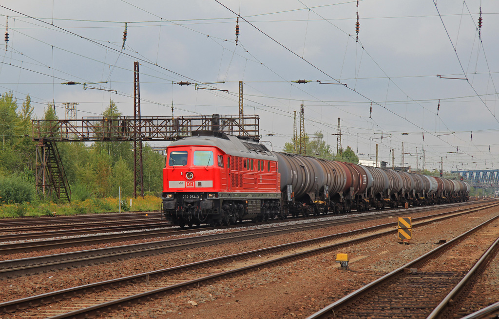 232 254-3 durchfährt am 01.09.2014 mit einem Kesselwagenzug Leipzig-Mockau.
