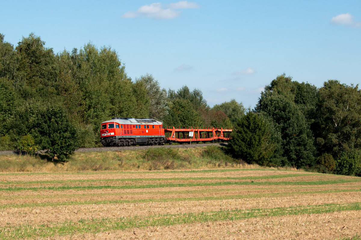 232 254 der DB Cargo zieht den Mischer aus Cheb (CZ) durch Haag bei Marktredwitz in Richtung Nürnberg Rbf, und wird in kürze den Eisenbahnknoten Marktredwitz erreichen.